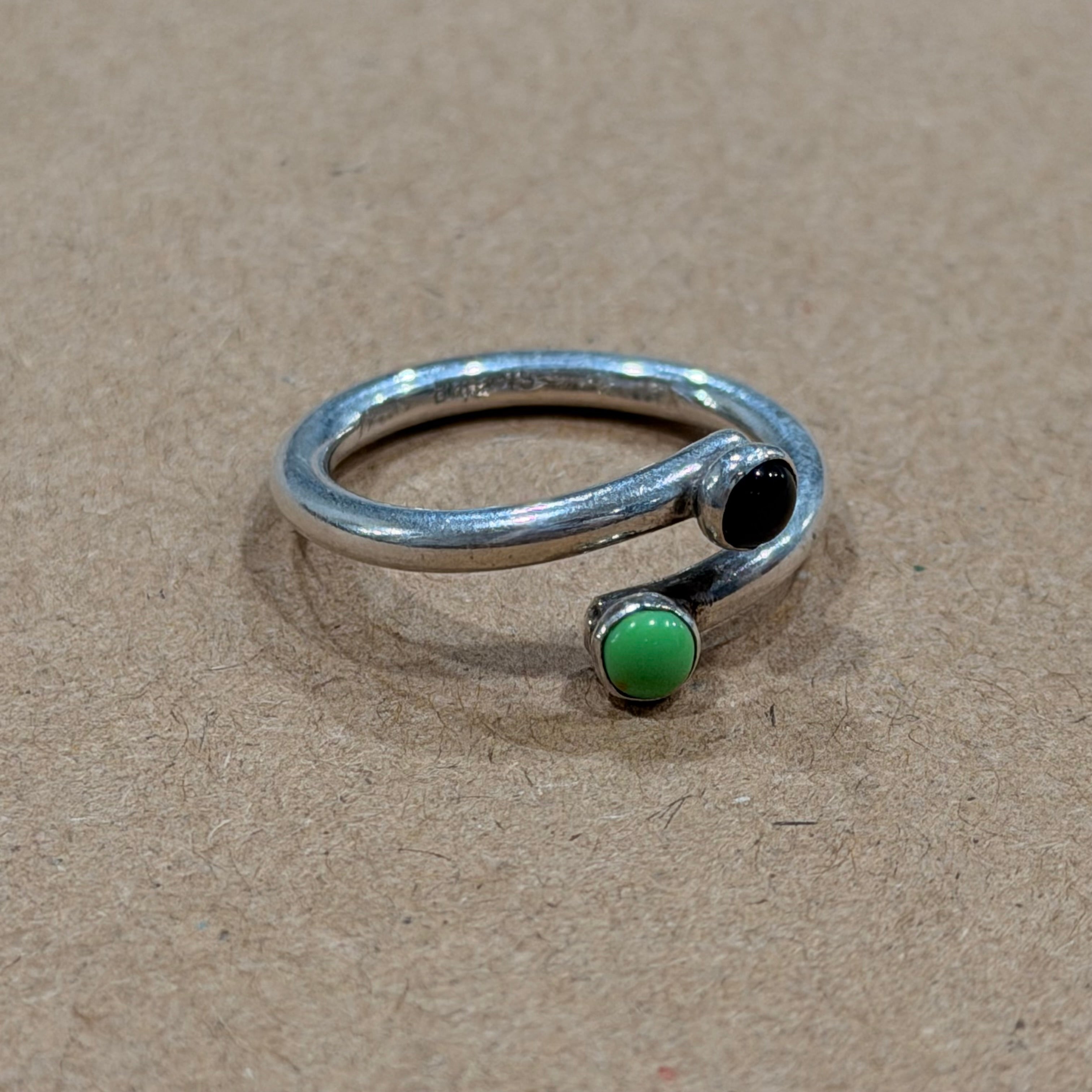 Sterling Black & Green Stone Spiral Ring Sz 7.5