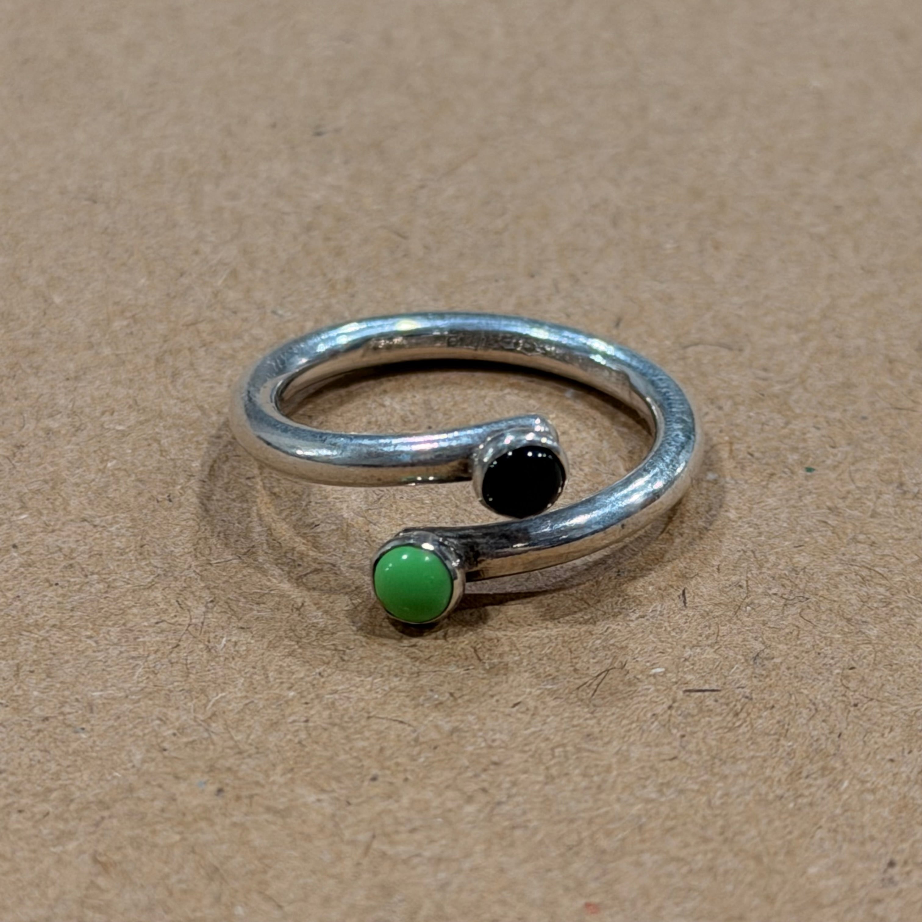 Sterling Black & Green Stone Spiral Ring Sz 7.5